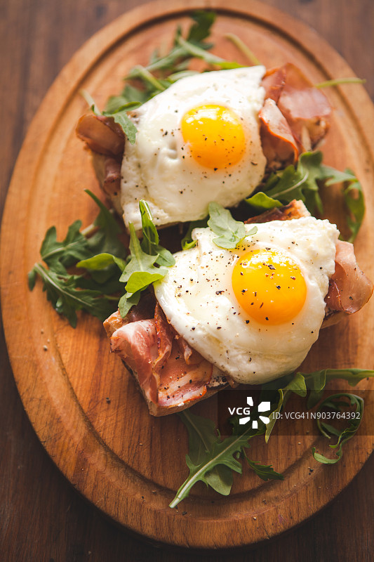 法棍、火腿和芝麻菜上的单面煎蛋图片素材