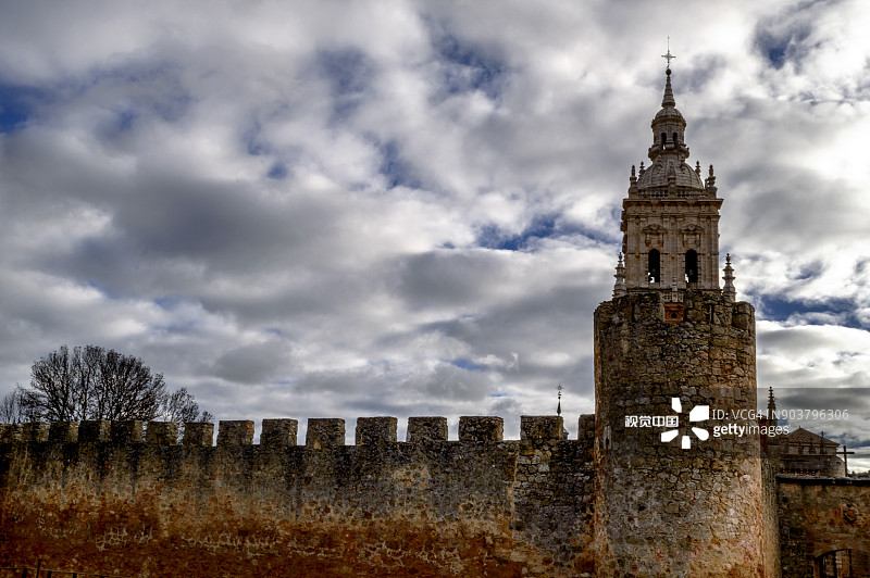 西班牙索里亚布尔戈-德奥斯马的城堡墙壁和阿松西翁圣母主教座堂图片素材