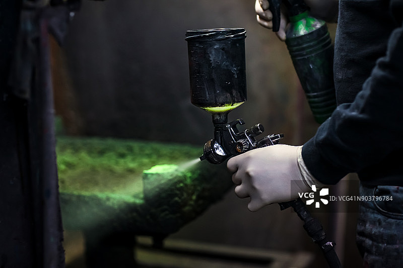 使用喷枪的油漆工图片素材