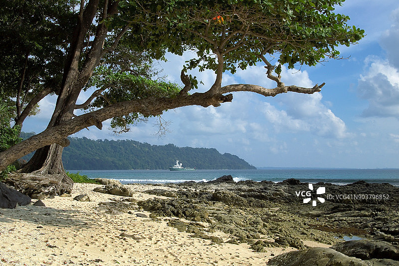 南安达曼群岛哈夫洛克岛拉达那加海湾的景色及印度军舰图片素材