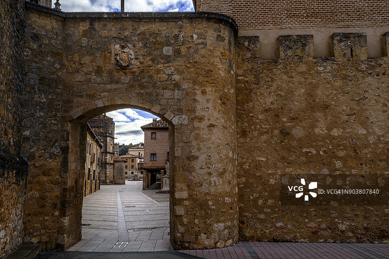 西班牙索里亚奥斯玛镇的圣米格尔门图片素材