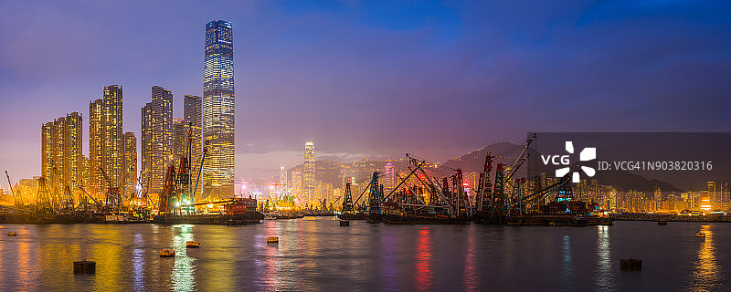 香港未来主义摩天大楼闪耀维多利亚港夜景图片素材