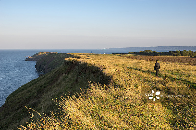 在英格兰北约克郡 Filey 附近海岸小路上行走的人图片素材
