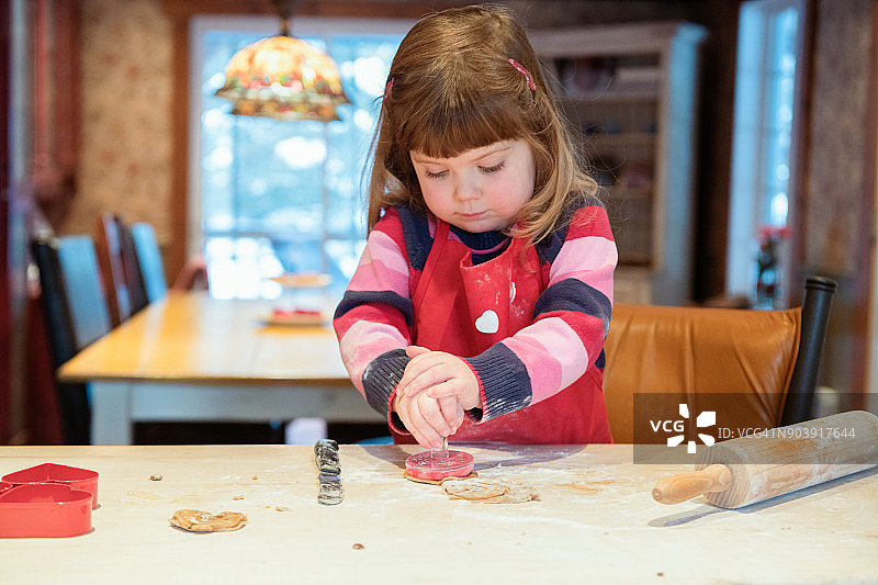 小女孩在情人节期间制作饼干图片素材