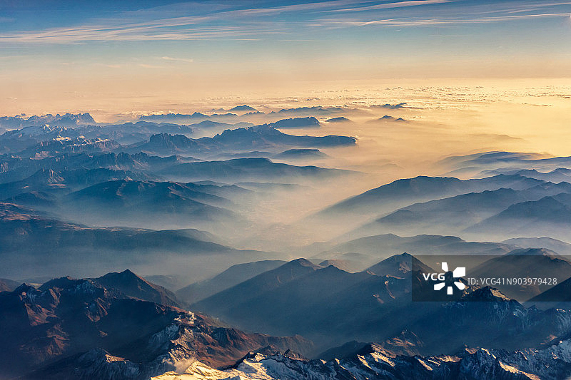 云雾中俯瞰壮丽山景图片素材