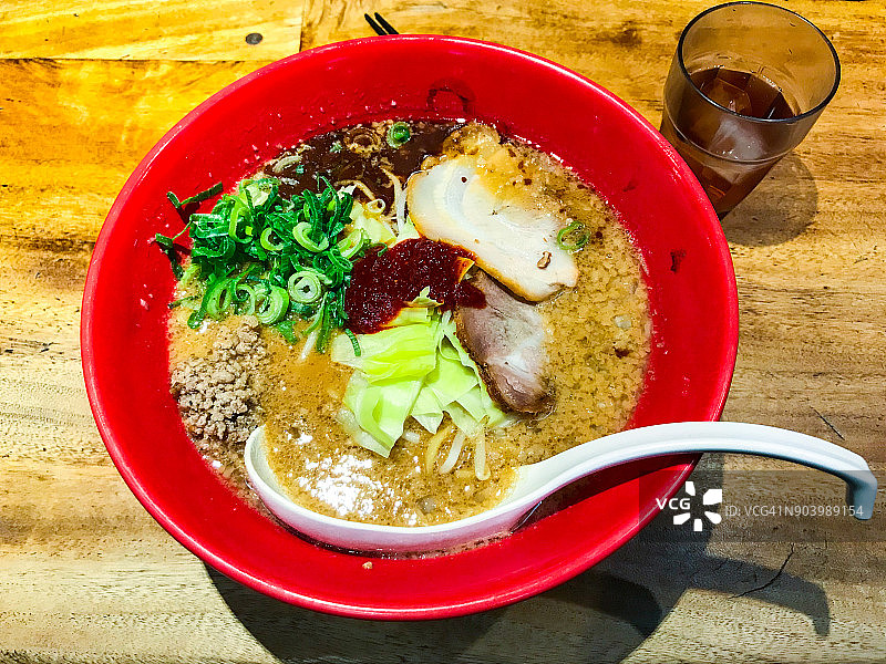 红碗盛装的味噌拉面图片素材