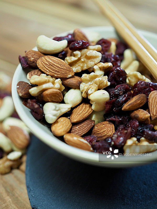 混合坚果：杏仁、核桃、腰果和覆盆子图片素材