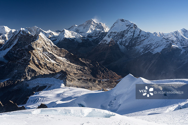 从尼泊尔梅拉山口顶峰看到的马卡鲁峰晨景，珠穆朗玛峰地区图片素材