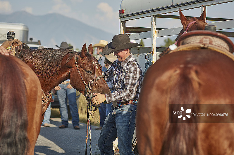 在犹他州为骑马活动做准备的年轻人图片素材