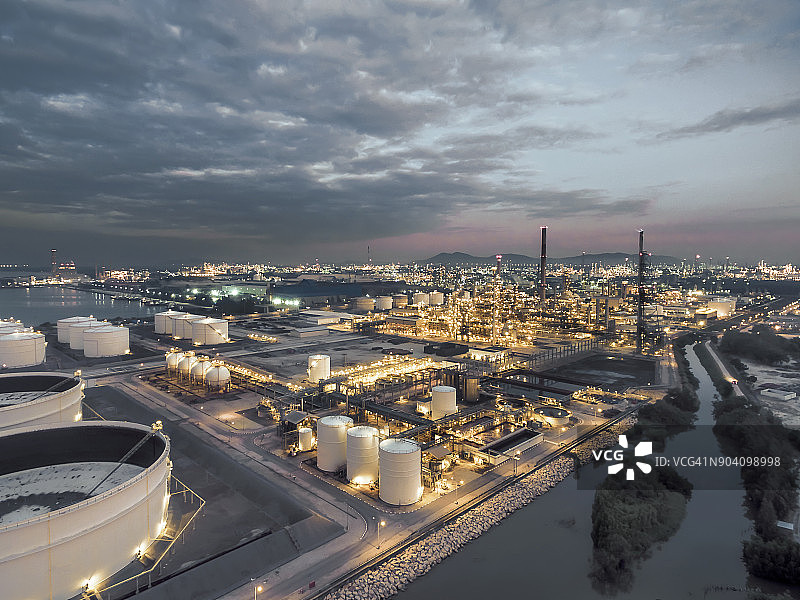 泰国夜间炼油厂鸟瞰图图片素材