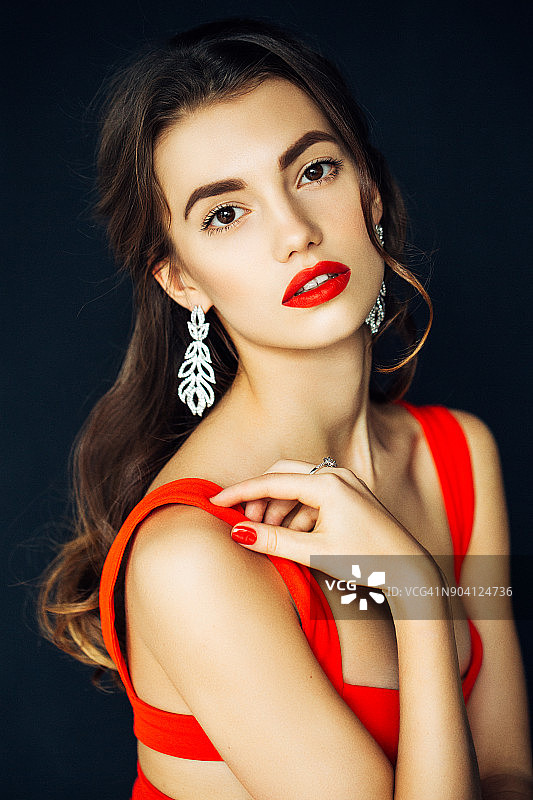 佩戴漂亮耳环的迷人女性图片素材