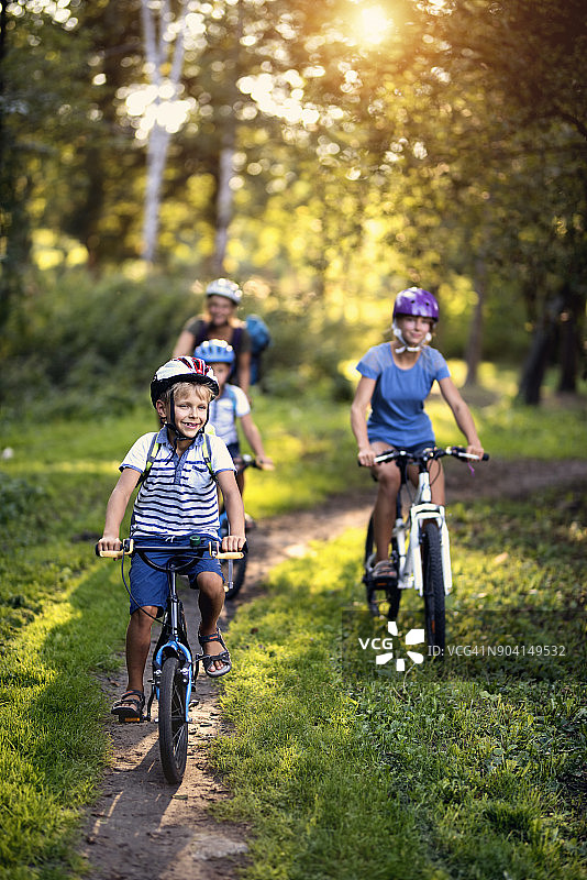 幸福家庭享受公园自行车之旅图片素材
