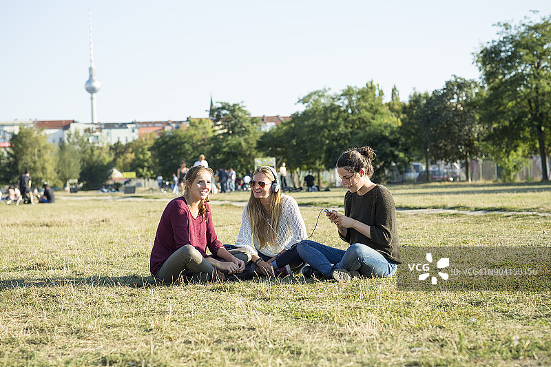 友谊：柏林莫尔公园里的年轻人图片素材
