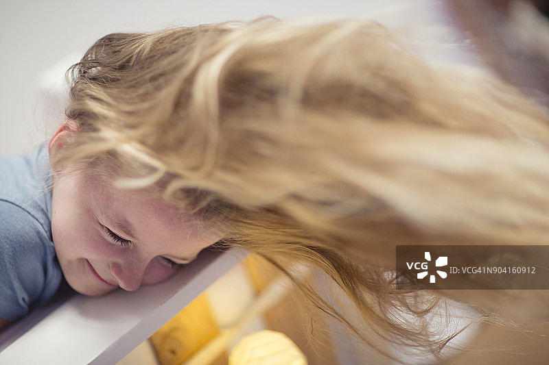 头发飘动的女孩图片素材