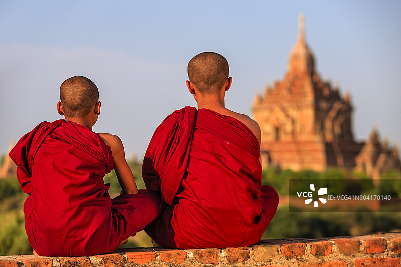 在寺庙休息的年轻佛教僧侣，缅甸图片素材