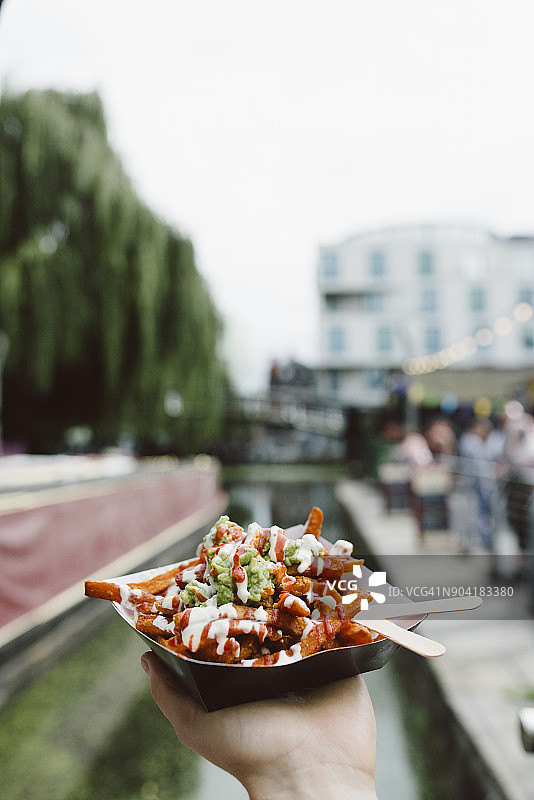 伦敦街头美食：牛油果炸薯条图片素材