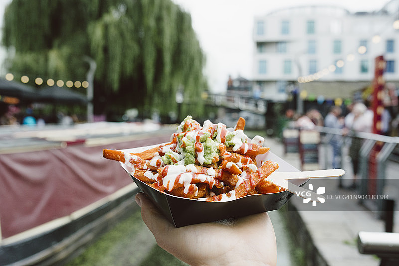 伦敦街头美食：牛油果炸薯条图片素材