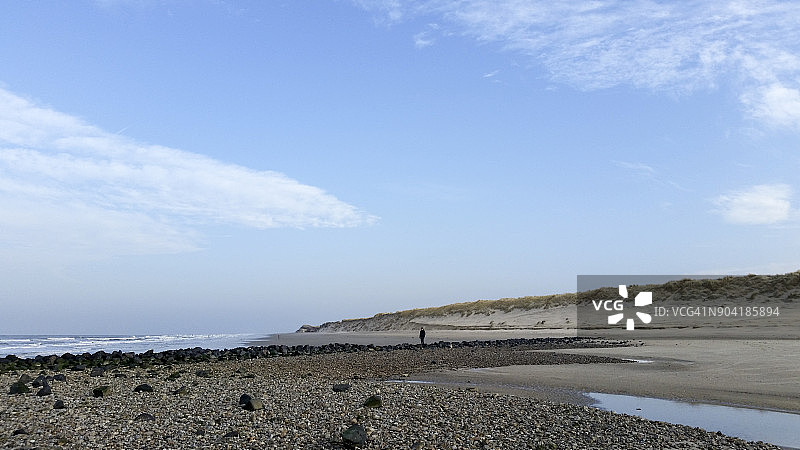 在沙滩上的男人图片素材