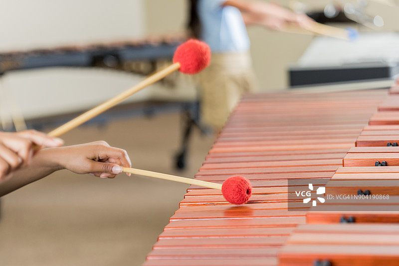 乐队练习期间演奏马林巴琴的学生图片素材