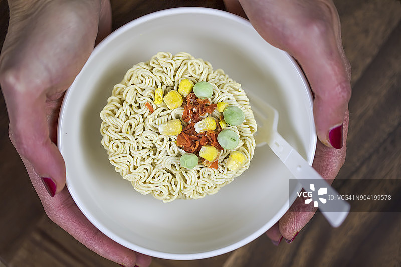 含辛辣调味粉和浓汤块的方便面图片素材