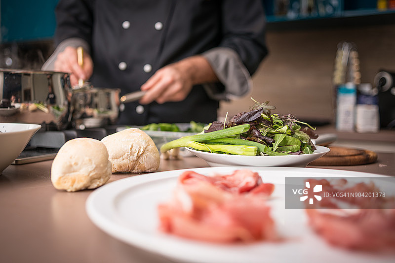 专业厨师在私人住宅准备餐点图片素材