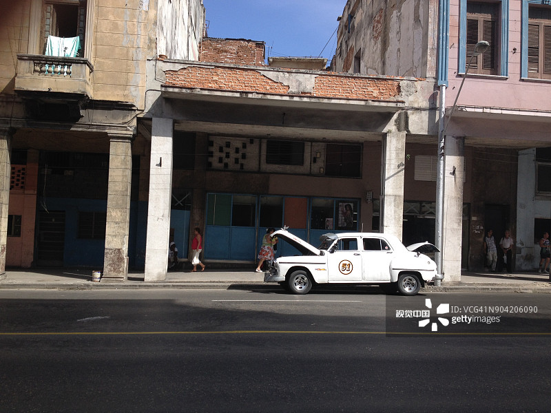 因发动机故障而抛锚的旧汽车图片素材