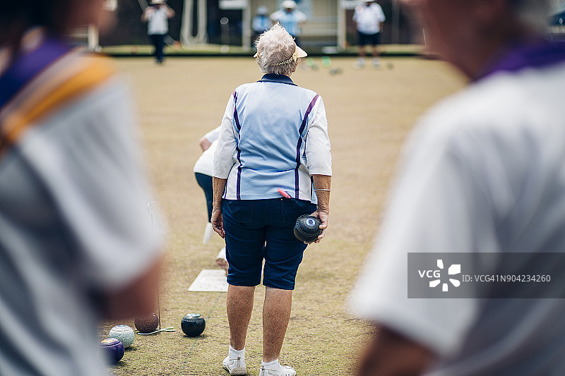 等待轮到的年长女性图片素材