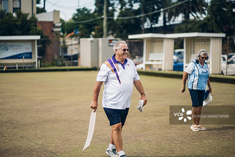 快乐的草地滚球运动员图片素材
