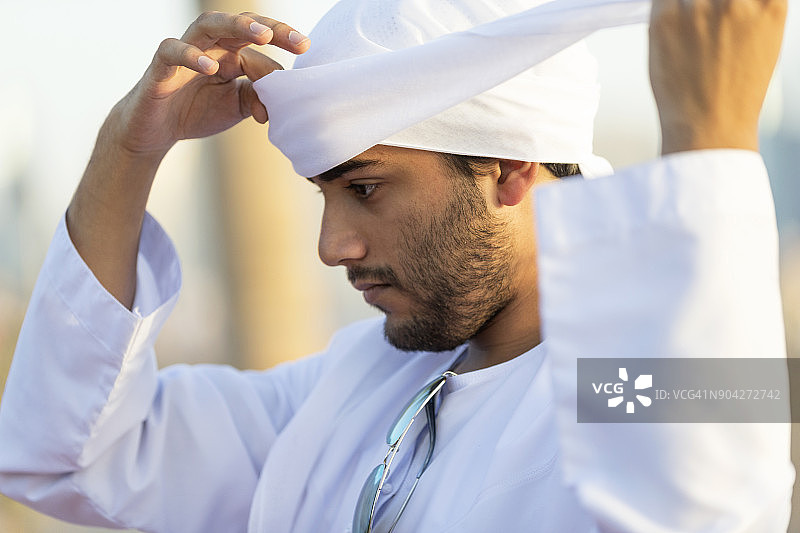 戴着头巾的英俊阿拉伯男子图片素材