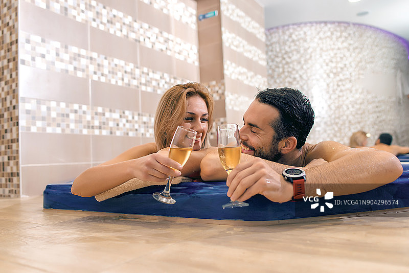 情侣庆祝香槟图片素材