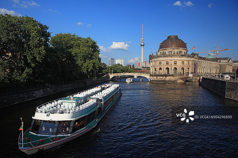 施普雷河上的游船，远处是电视塔和博德博物馆（德国柏林）图片素材