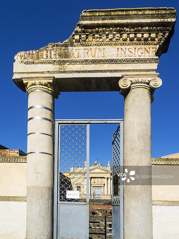 古罗马圆形剧场遗址一角，斯特西科罗广场上的圣比亚焦教堂图片素材