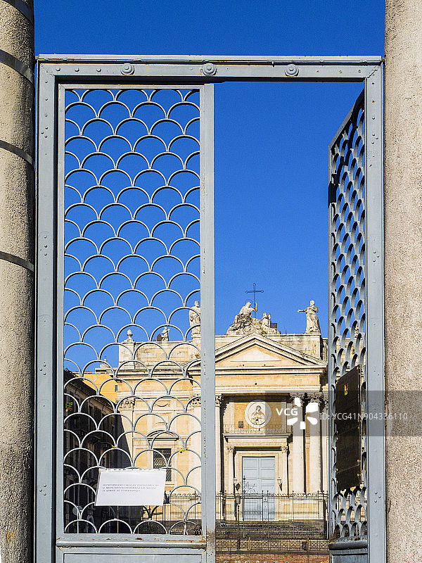 透过大门看卡塔尼亚圣比亚焦教堂图片素材