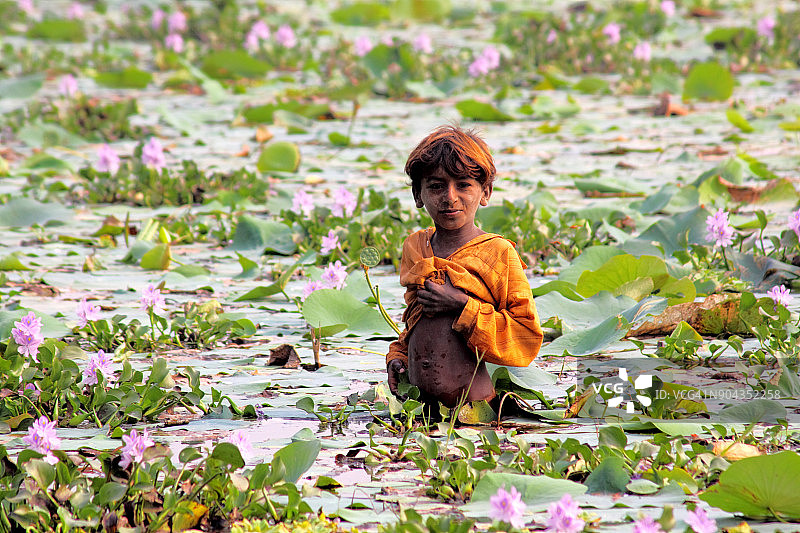 水中的小男孩图片素材