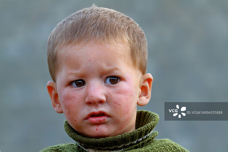 眺望远方的漂亮男孩图片素材