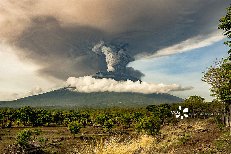 2017年11月27日阿贡火山喷发图片素材