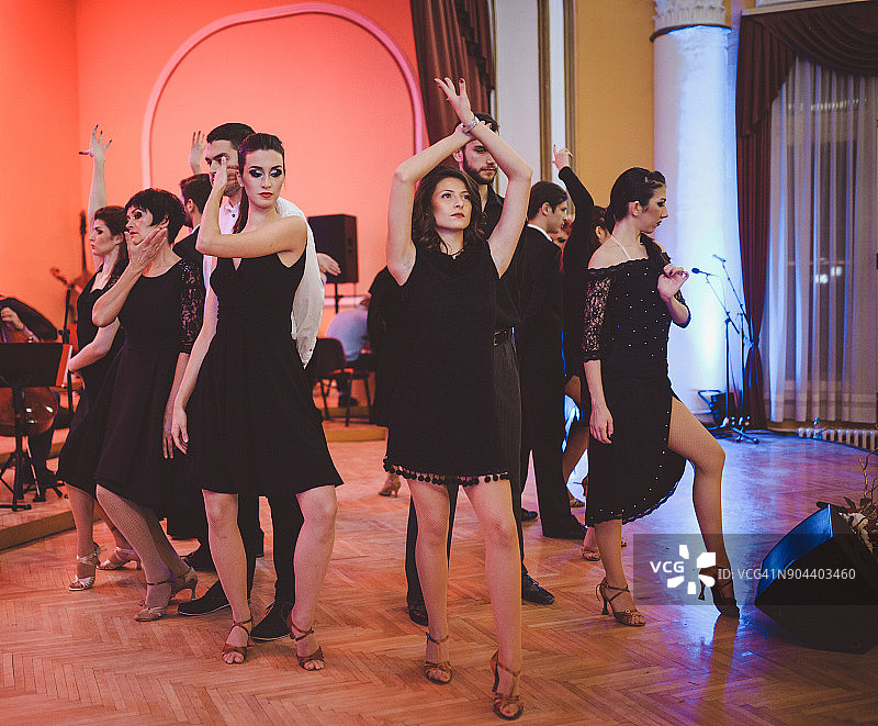 舞蹈团室内歌舞表演图片素材