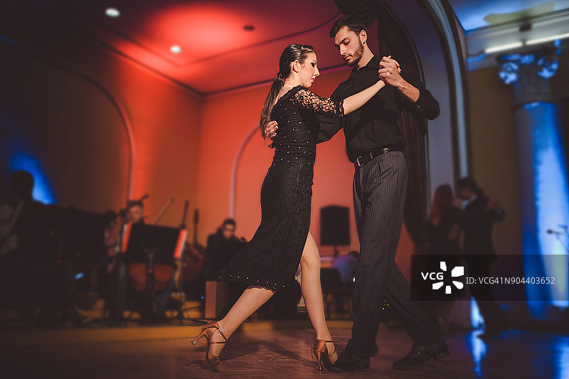 年轻的专业舞蹈演员与管弦乐队一起表演图片素材