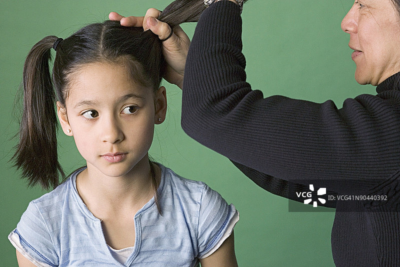 女孩扎着小辫子图片素材
