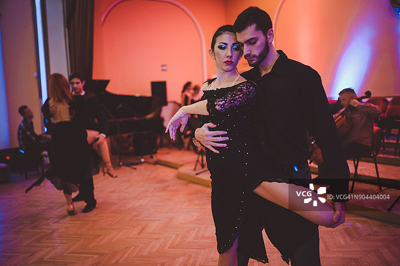 在舞台上表演歌舞表演的舞者图片素材