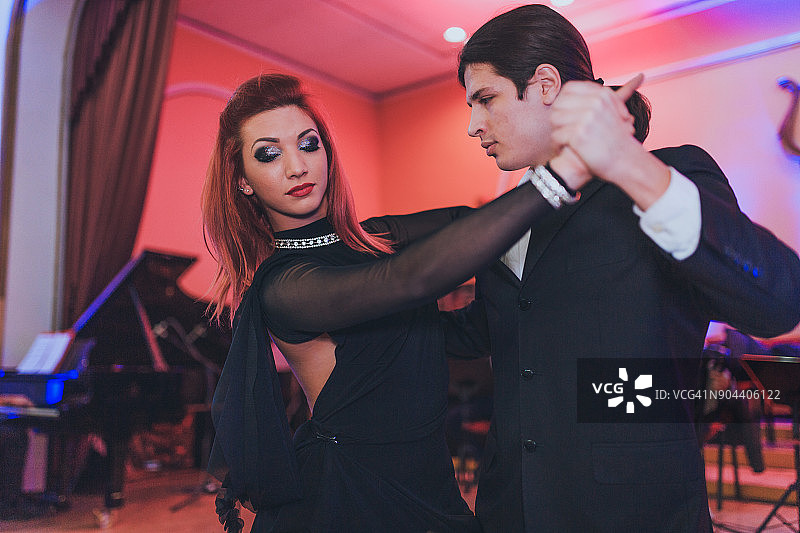 在舞台上表演歌舞表演的舞者图片素材