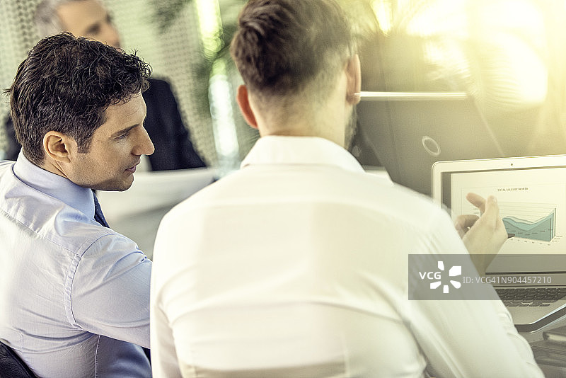 两个穿衬衫和领带的男人图片素材