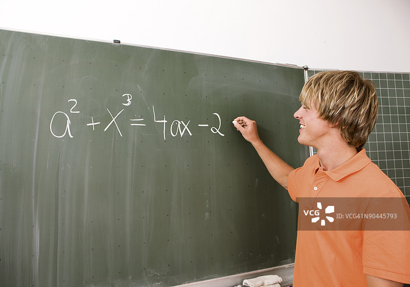 学生在黑板上写公式图片素材