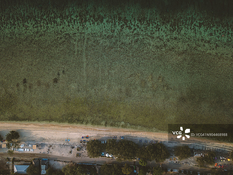 印度尼西亚田园诗般岛屿、白色沙滩和碧绿大海的鸟瞰图图片素材