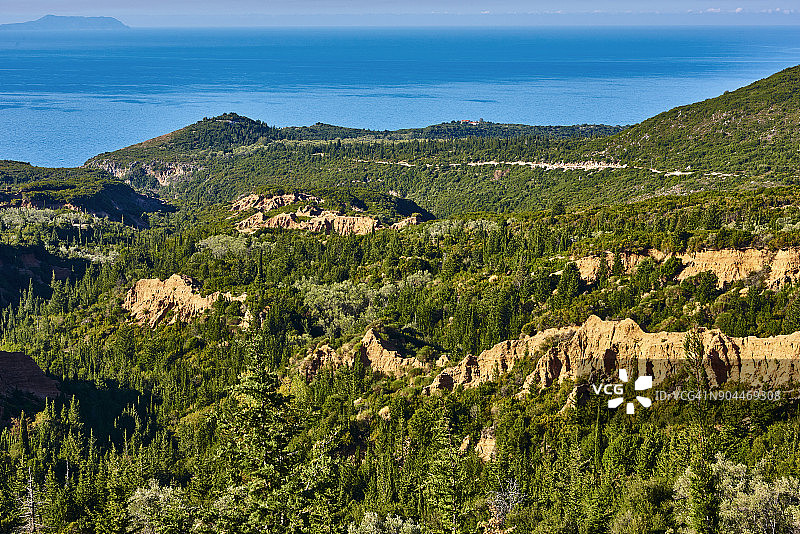阿尔巴尼亚亚得里亚海海岸的岩层图片素材
