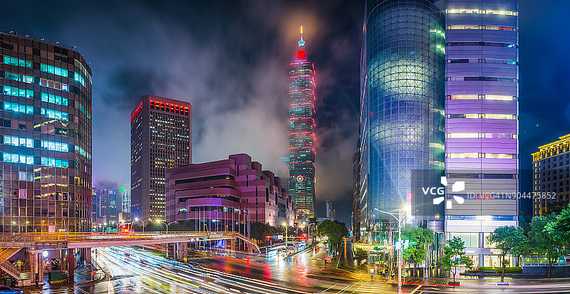 中国台湾台北市中心摩天大楼霓虹夜景交通全景图片素材