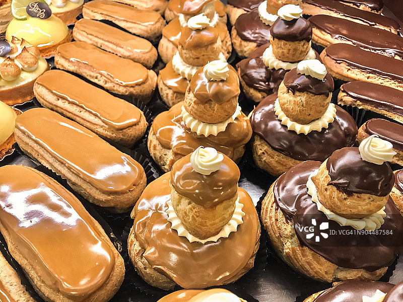 法式咖啡和巧克力泡芙图片素材