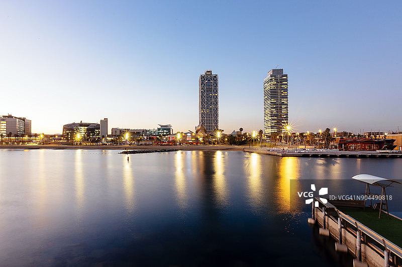 加泰罗尼亚巴塞罗那的迷人天际线和索莫罗斯特罗海滩日落美景图片素材