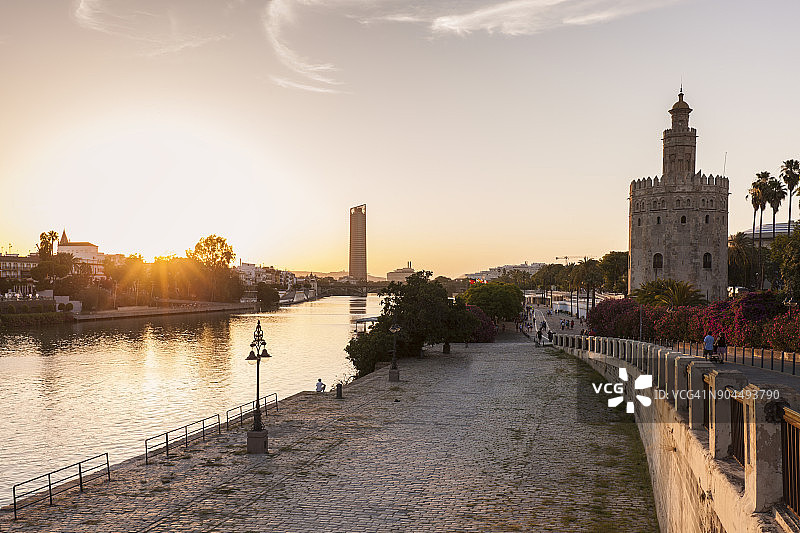 西班牙安达卢西亚塞维利亚黄金塔日出景色图片素材