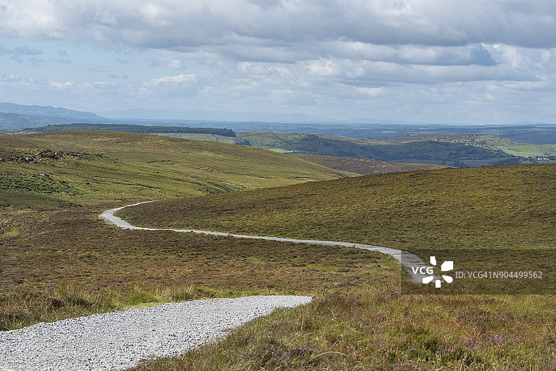 爱尔兰卡文郡库伊尔卡赫山公园蜿蜒道路图片素材